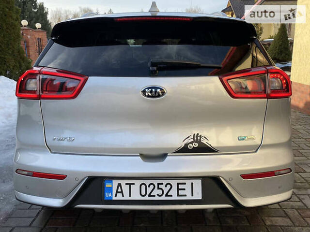 Сірий Кіа Niro, об'ємом двигуна 1.58 л та пробігом 51 тис. км за 17950 $, фото 5 на Automoto.ua