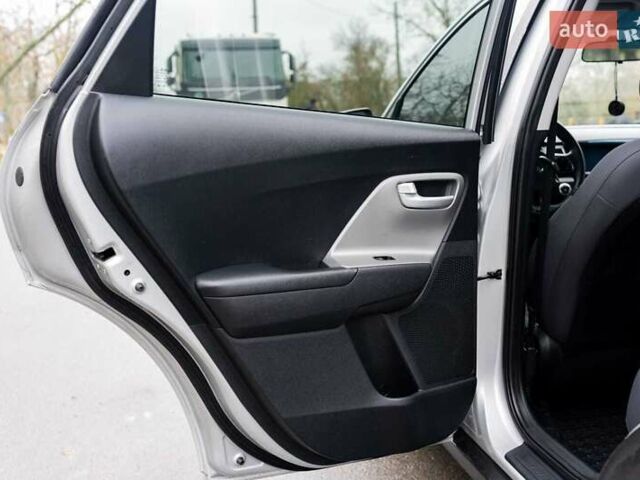 Сірий Кіа Niro, об'ємом двигуна 1.58 л та пробігом 227 тис. км за 14500 $, фото 25 на Automoto.ua