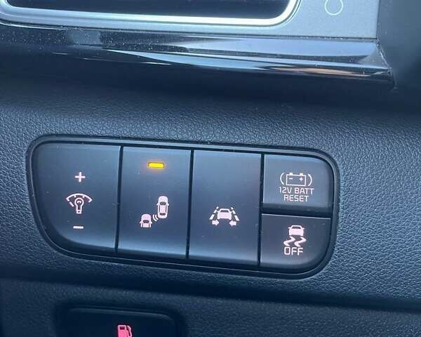 Сірий Кіа Niro, об'ємом двигуна 1.58 л та пробігом 131 тис. км за 14800 $, фото 16 на Automoto.ua