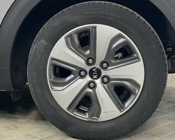 Серый Киа Niro, объемом двигателя 1.58 л и пробегом 176 тыс. км за 17800 $, фото 16 на Automoto.ua