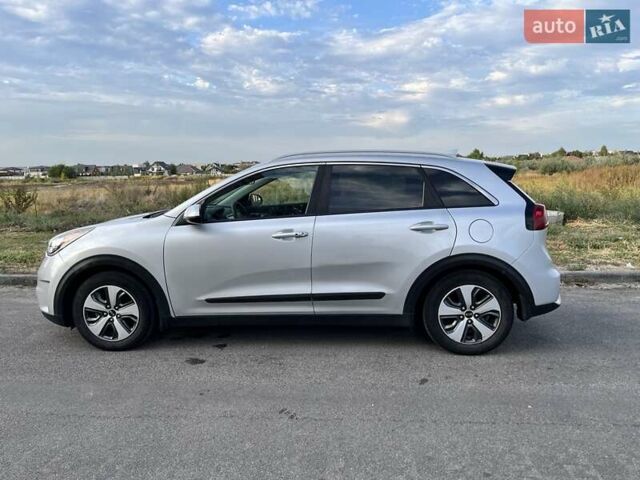 Серый Киа Niro, объемом двигателя 1.59 л и пробегом 166 тыс. км за 15300 $, фото 3 на Automoto.ua