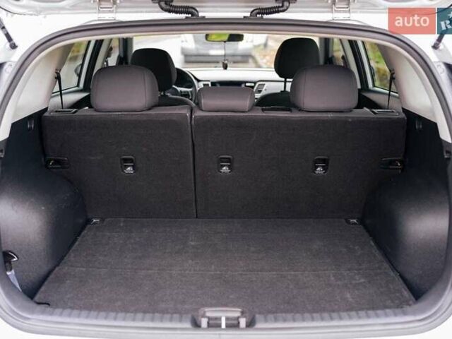 Сірий Кіа Niro, об'ємом двигуна 1.58 л та пробігом 227 тис. км за 14500 $, фото 9 на Automoto.ua