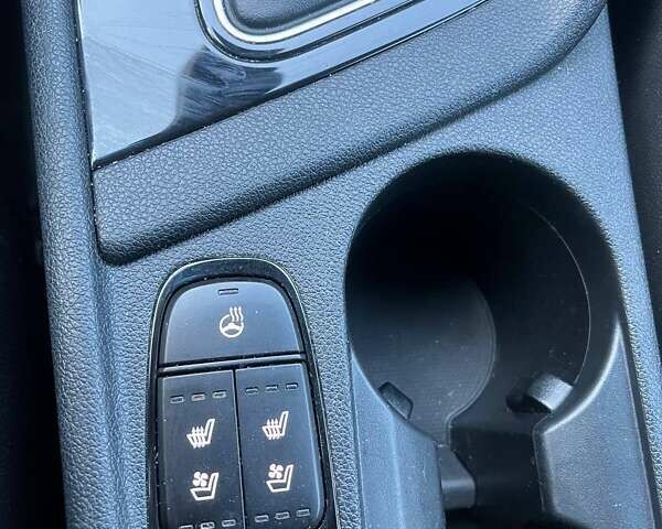 Сірий Кіа Niro, об'ємом двигуна 1.58 л та пробігом 131 тис. км за 14800 $, фото 13 на Automoto.ua