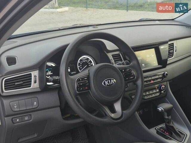 Серый Киа Niro, объемом двигателя 1.59 л и пробегом 190 тыс. км за 14700 $, фото 10 на Automoto.ua