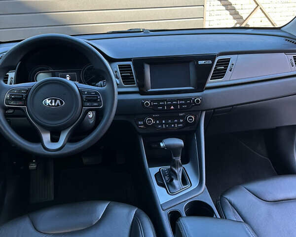 Серый Киа Niro, объемом двигателя 1.58 л и пробегом 122 тыс. км за 15800 $, фото 17 на Automoto.ua