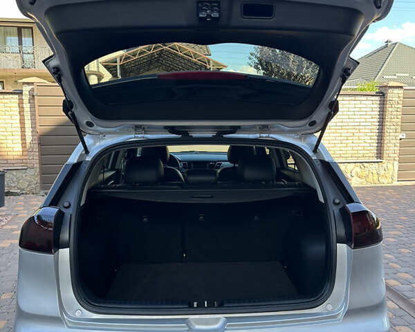 Серый Киа Niro, объемом двигателя 1.58 л и пробегом 122 тыс. км за 15800 $, фото 10 на Automoto.ua