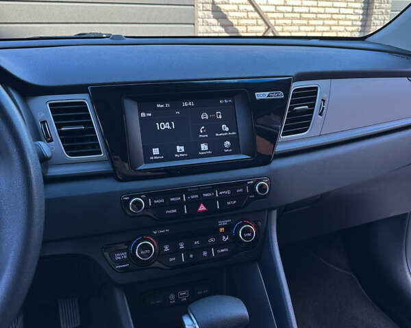 Серый Киа Niro, объемом двигателя 1.58 л и пробегом 122 тыс. км за 15800 $, фото 18 на Automoto.ua