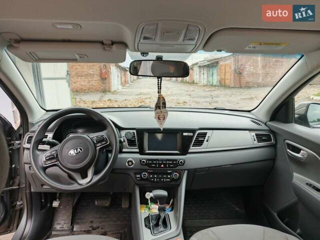 Серый Киа Niro, объемом двигателя 1.58 л и пробегом 172 тыс. км за 15900 $, фото 4 на Automoto.ua