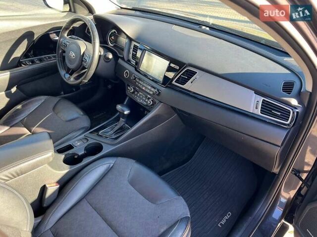 Серый Киа Niro, объемом двигателя 1.58 л и пробегом 288 тыс. км за 14500 $, фото 8 на Automoto.ua