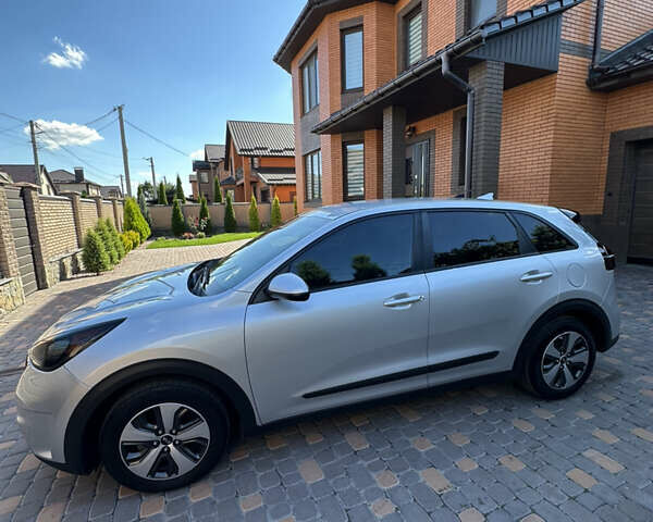 Серый Киа Niro, объемом двигателя 1.58 л и пробегом 122 тыс. км за 15800 $, фото 5 на Automoto.ua