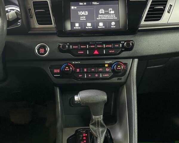 Серый Киа Niro, объемом двигателя 1.58 л и пробегом 176 тыс. км за 17800 $, фото 8 на Automoto.ua