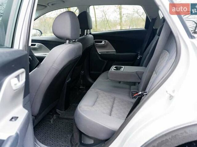 Сірий Кіа Niro, об'ємом двигуна 1.58 л та пробігом 227 тис. км за 14500 $, фото 16 на Automoto.ua