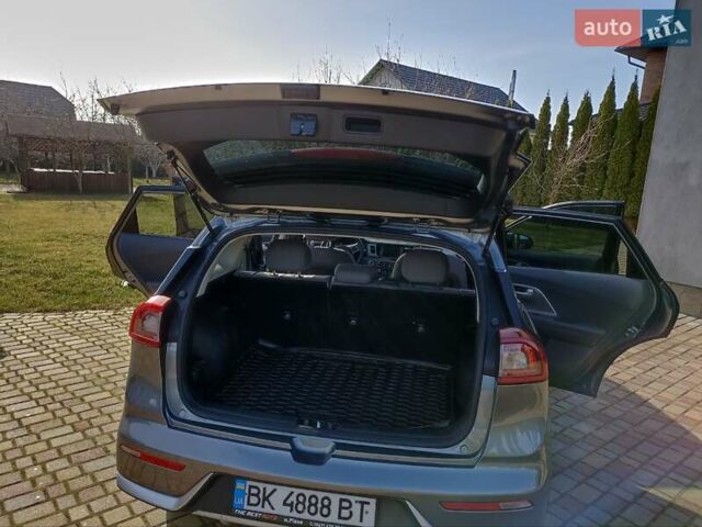 Сірий Кіа Niro, об'ємом двигуна 1.6 л та пробігом 148 тис. км за 14999 $, фото 16 на Automoto.ua