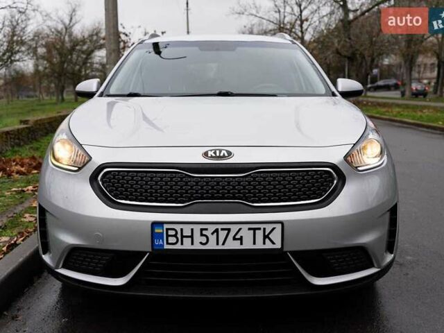 Сірий Кіа Niro, об'ємом двигуна 1.58 л та пробігом 227 тис. км за 14500 $, фото 11 на Automoto.ua