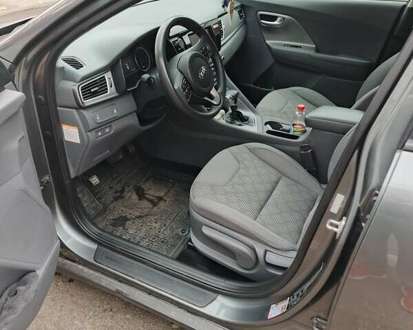 Серый Киа Niro, объемом двигателя 1.58 л и пробегом 172 тыс. км за 15900 $, фото 7 на Automoto.ua