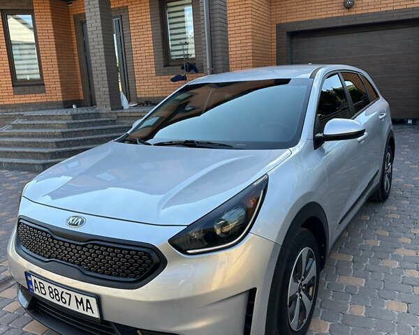Серый Киа Niro, объемом двигателя 1.58 л и пробегом 122 тыс. км за 15800 $, фото 2 на Automoto.ua