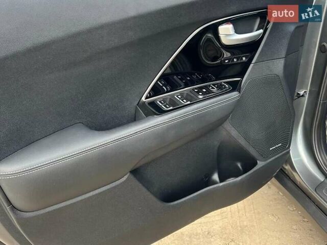 Сірий Кіа Niro, об'ємом двигуна 1.58 л та пробігом 92 тис. км за 17450 $, фото 10 на Automoto.ua