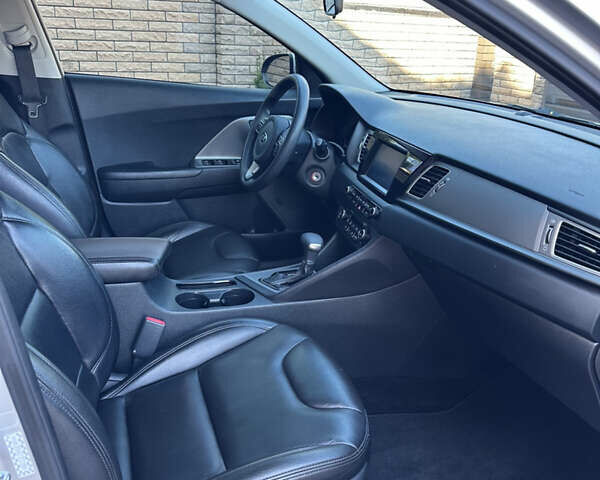 Серый Киа Niro, объемом двигателя 1.58 л и пробегом 122 тыс. км за 15800 $, фото 19 на Automoto.ua