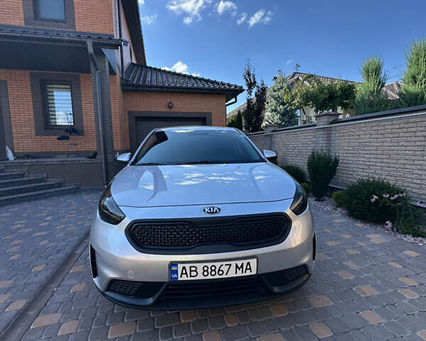 Серый Киа Niro, объемом двигателя 1.58 л и пробегом 122 тыс. км за 15800 $, фото 1 на Automoto.ua