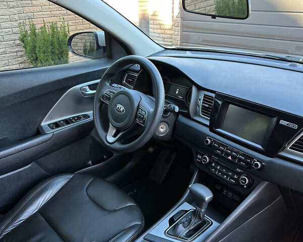 Серый Киа Niro, объемом двигателя 1.58 л и пробегом 122 тыс. км за 15800 $, фото 16 на Automoto.ua