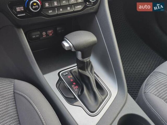 Серый Киа Niro, объемом двигателя 1.59 л и пробегом 190 тыс. км за 14700 $, фото 12 на Automoto.ua