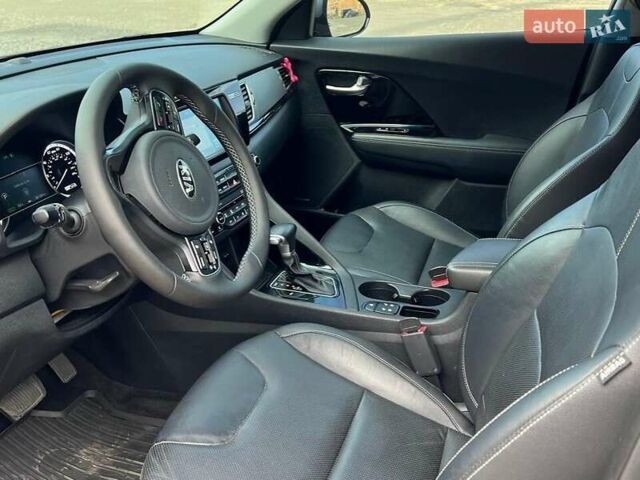 Сірий Кіа Niro, об'ємом двигуна 1.58 л та пробігом 92 тис. км за 17450 $, фото 9 на Automoto.ua