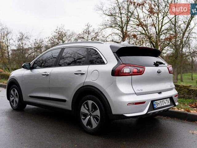Сірий Кіа Niro, об'ємом двигуна 1.58 л та пробігом 227 тис. км за 14500 $, фото 10 на Automoto.ua