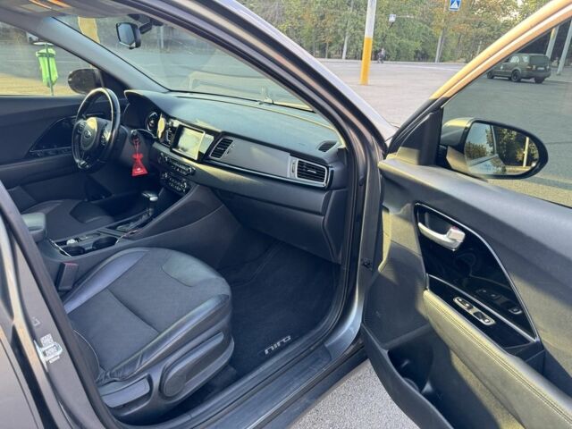 Серый Киа Niro, объемом двигателя 1.6 л и пробегом 130 тыс. км за 13799 $, фото 9 на Automoto.ua