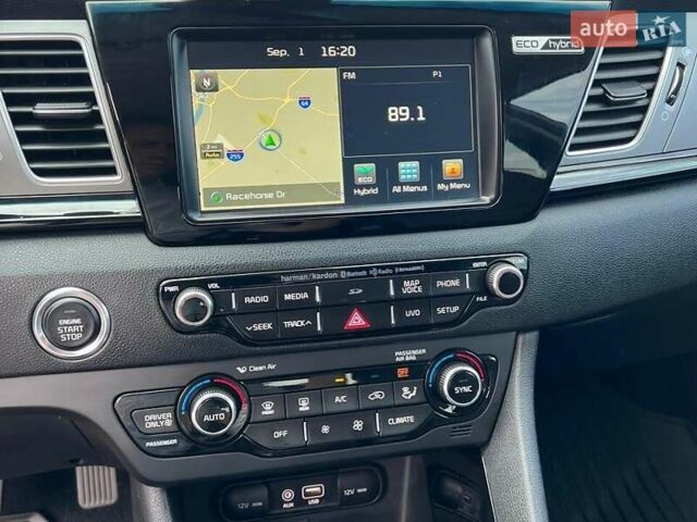 Сірий Кіа Niro, об'ємом двигуна 1.58 л та пробігом 92 тис. км за 17450 $, фото 12 на Automoto.ua