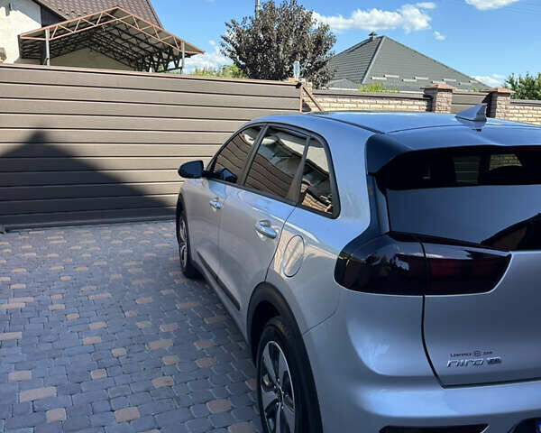 Серый Киа Niro, объемом двигателя 1.58 л и пробегом 122 тыс. км за 15800 $, фото 9 на Automoto.ua