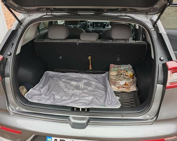 Серый Киа Niro, объемом двигателя 1.58 л и пробегом 172 тыс. км за 15900 $, фото 5 на Automoto.ua