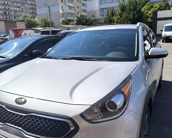 Сірий Кіа Niro, об'ємом двигуна 1.58 л та пробігом 160 тис. км за 16700 $, фото 1 на Automoto.ua