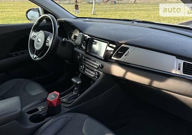 Сірий Кіа Niro, об'ємом двигуна 1.58 л та пробігом 144 тис. км за 16450 $, фото 35 на Automoto.ua