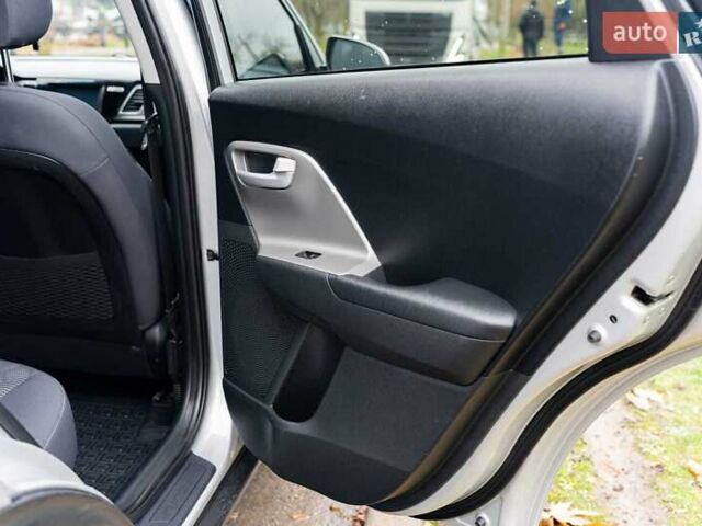 Сірий Кіа Niro, об'ємом двигуна 1.58 л та пробігом 227 тис. км за 14500 $, фото 17 на Automoto.ua