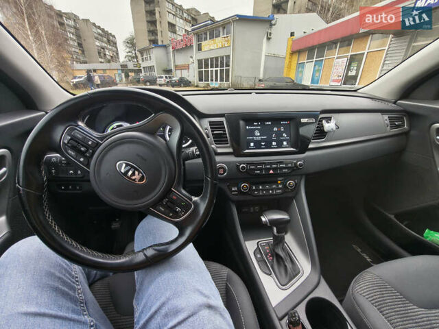 Серый Киа Niro, объемом двигателя 1.58 л и пробегом 143 тыс. км за 17500 $, фото 14 на Automoto.ua