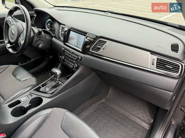 Серый Киа Niro, объемом двигателя 1.58 л и пробегом 162 тыс. км за 17000 $, фото 24 на Automoto.ua