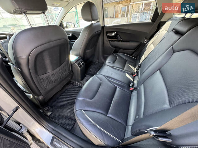 Серый Киа Niro, объемом двигателя 0 л и пробегом 133 тыс. км за 16999 $, фото 10 на Automoto.ua