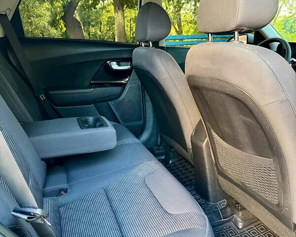Сірий Кіа Niro, об'ємом двигуна 1.6 л та пробігом 122 тис. км за 16700 $, фото 14 на Automoto.ua