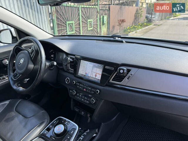 Серый Киа Niro, объемом двигателя 0 л и пробегом 133 тыс. км за 16999 $, фото 7 на Automoto.ua