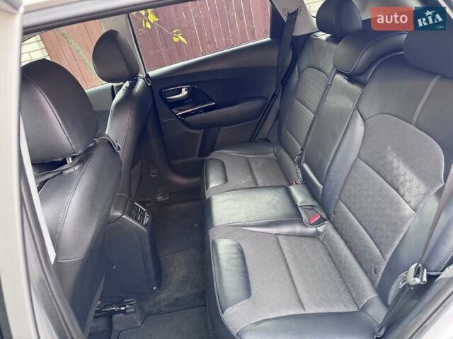 Сірий Кіа Niro, об'ємом двигуна 1.58 л та пробігом 64 тис. км за 17000 $, фото 15 на Automoto.ua