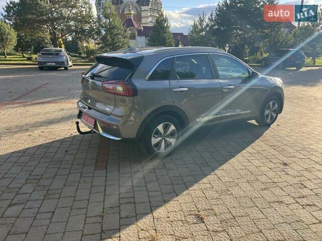 Серый Киа Niro, объемом двигателя 1.58 л и пробегом 135 тыс. км за 17999 $, фото 4 на Automoto.ua
