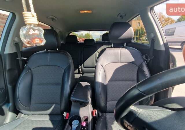 Сірий Кіа Niro, об'ємом двигуна 1.6 л та пробігом 88 тис. км за 15000 $, фото 8 на Automoto.ua