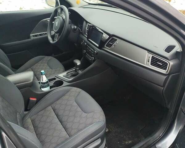 Серый Киа Niro, объемом двигателя 1.58 л и пробегом 140 тыс. км за 13699 $, фото 5 на Automoto.ua