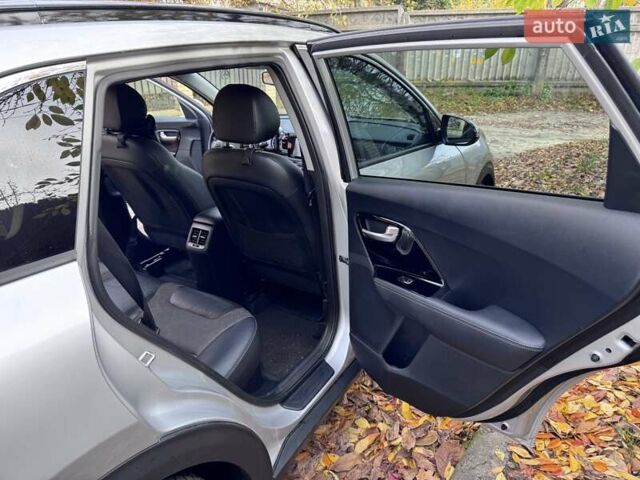 Сірий Кіа Niro, об'ємом двигуна 1.58 л та пробігом 64 тис. км за 17000 $, фото 9 на Automoto.ua