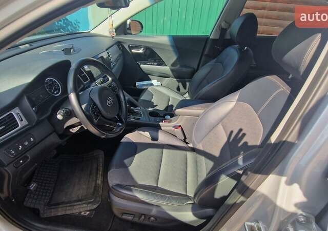 Сірий Кіа Niro, об'ємом двигуна 1.6 л та пробігом 88 тис. км за 15000 $, фото 7 на Automoto.ua