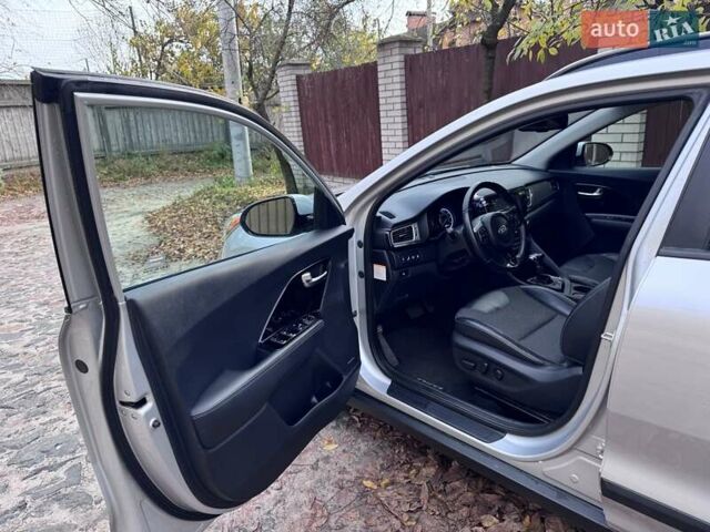 Сірий Кіа Niro, об'ємом двигуна 1.58 л та пробігом 64 тис. км за 17000 $, фото 6 на Automoto.ua