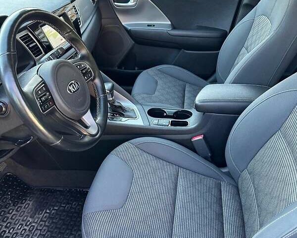 Серый Киа Niro, объемом двигателя 1.59 л и пробегом 77 тыс. км за 15200 $, фото 9 на Automoto.ua