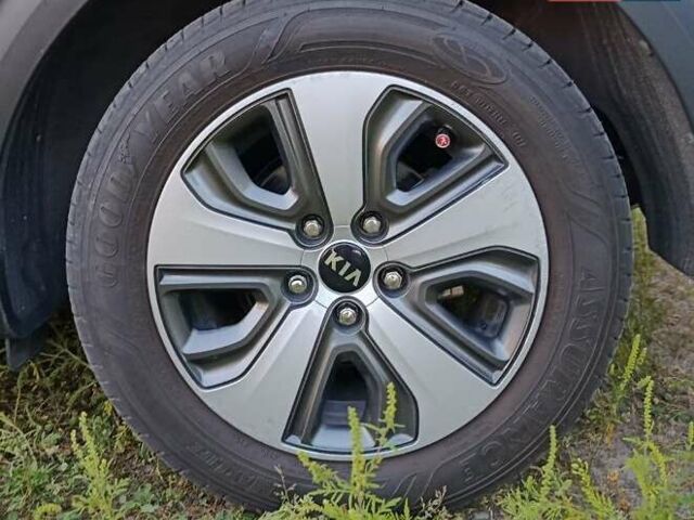 Серый Киа Niro, объемом двигателя 1.58 л и пробегом 165 тыс. км за 15777 $, фото 32 на Automoto.ua