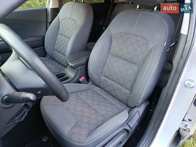 Серый Киа Niro, объемом двигателя 1.58 л и пробегом 165 тыс. км за 15777 $, фото 9 на Automoto.ua