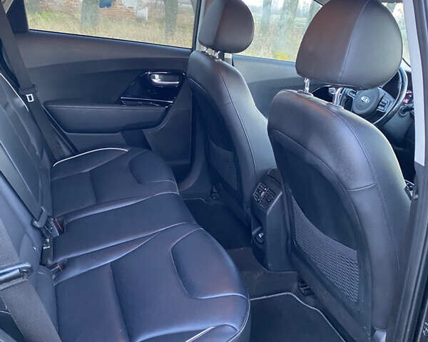 Сірий Кіа Niro, об'ємом двигуна 0 л та пробігом 134 тис. км за 17499 $, фото 16 на Automoto.ua